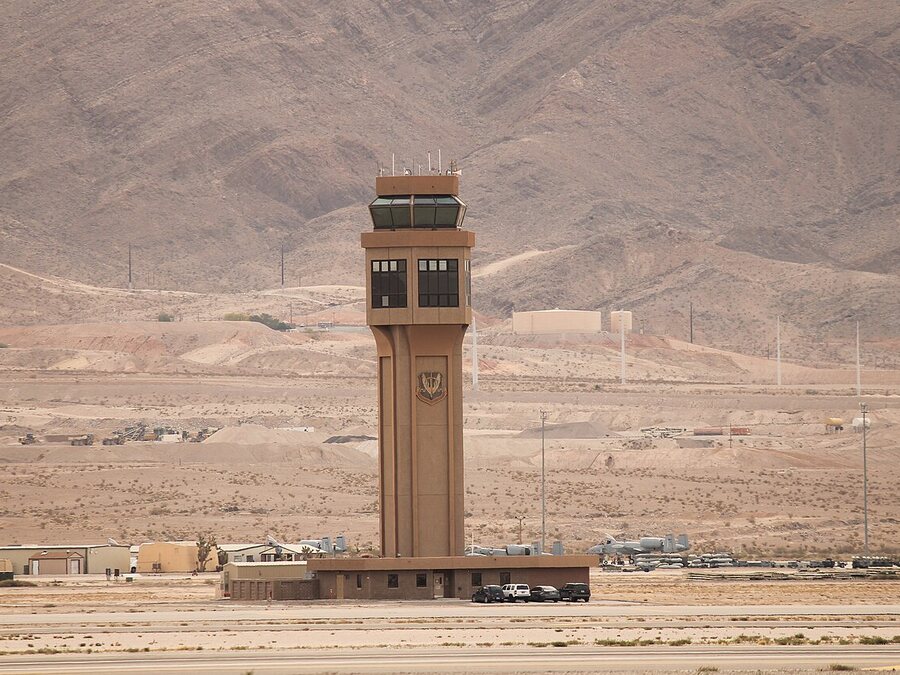 Tour de contrôle d'aérodrome se détachant sur le ciel