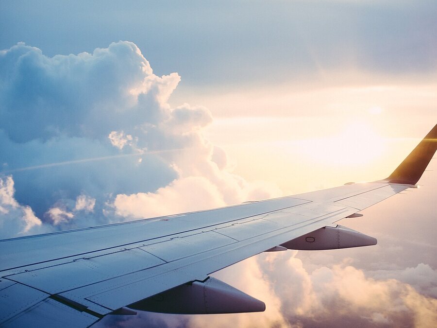 Bout d'aile d'avion en vol au-dessus des nuages