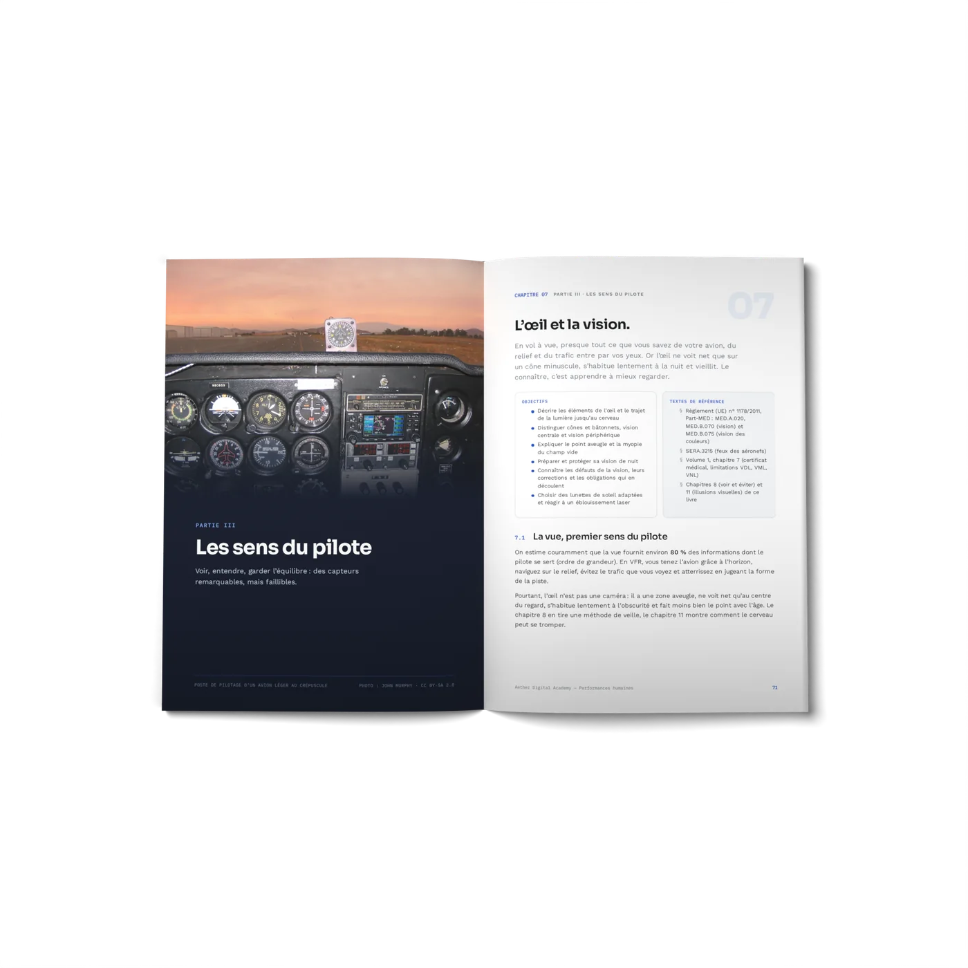 Le livre ouvert sur la partie Les sens du pilote et le chapitre L’œil et la vision